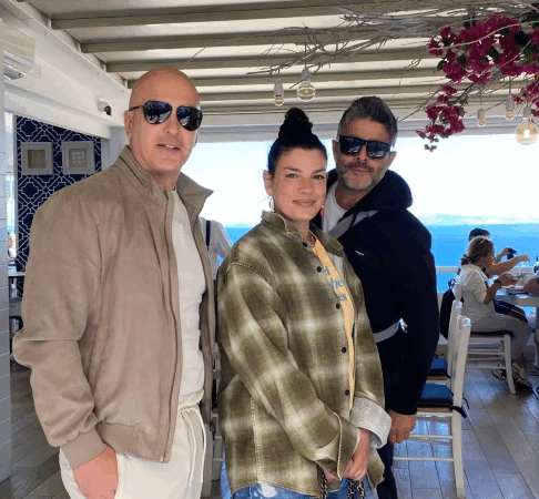 Il ritorno a Capri di Emma Marrone: sulla t-shirt una frase particolare
