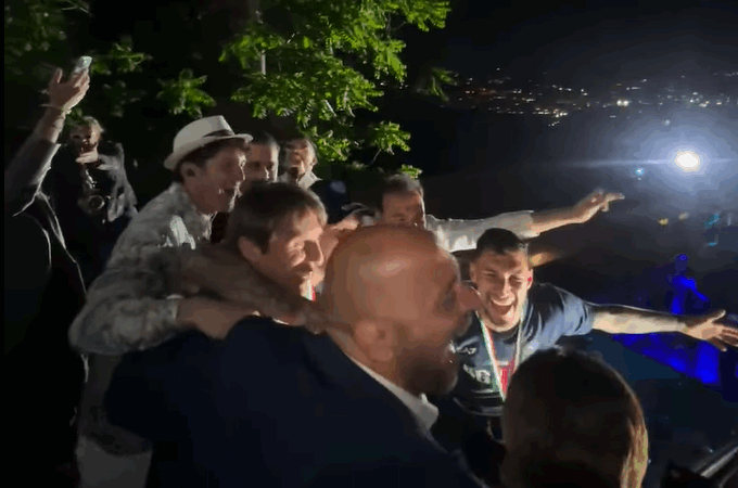 La festa scudetto del Napoli a Posillipo con la musica di Gianluigi Lembo e dell’Anema e Core band (video)