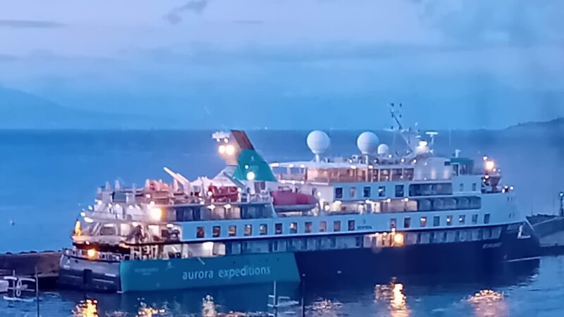 Per la prima volta a Capri la nave da crociera Sylvia Earle della Aurora Expeditions (photogallery)