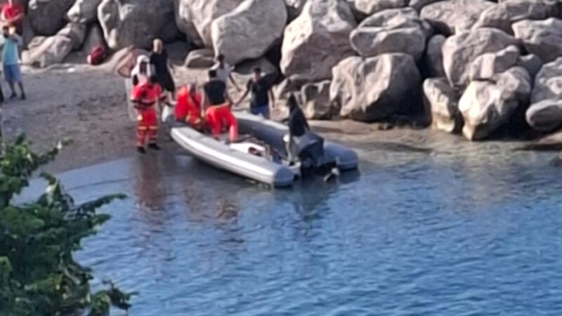 Incidente sulla scogliera a Capri: bagnante scivola e batte la testa, portato al pronto soccorso