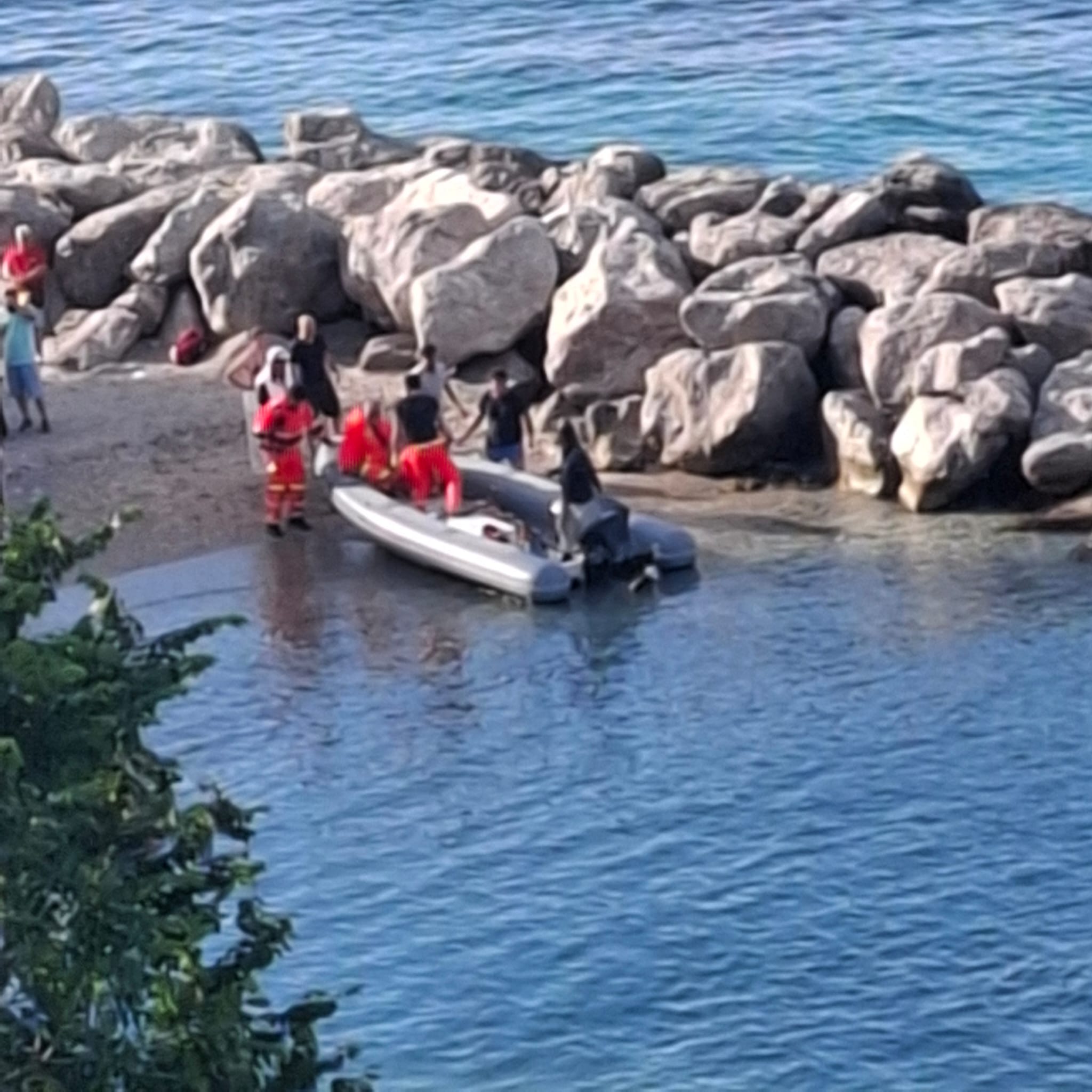 Incidente sulla scogliera a Capri: bagnante scivola e batte la testa, portato al pronto soccorso