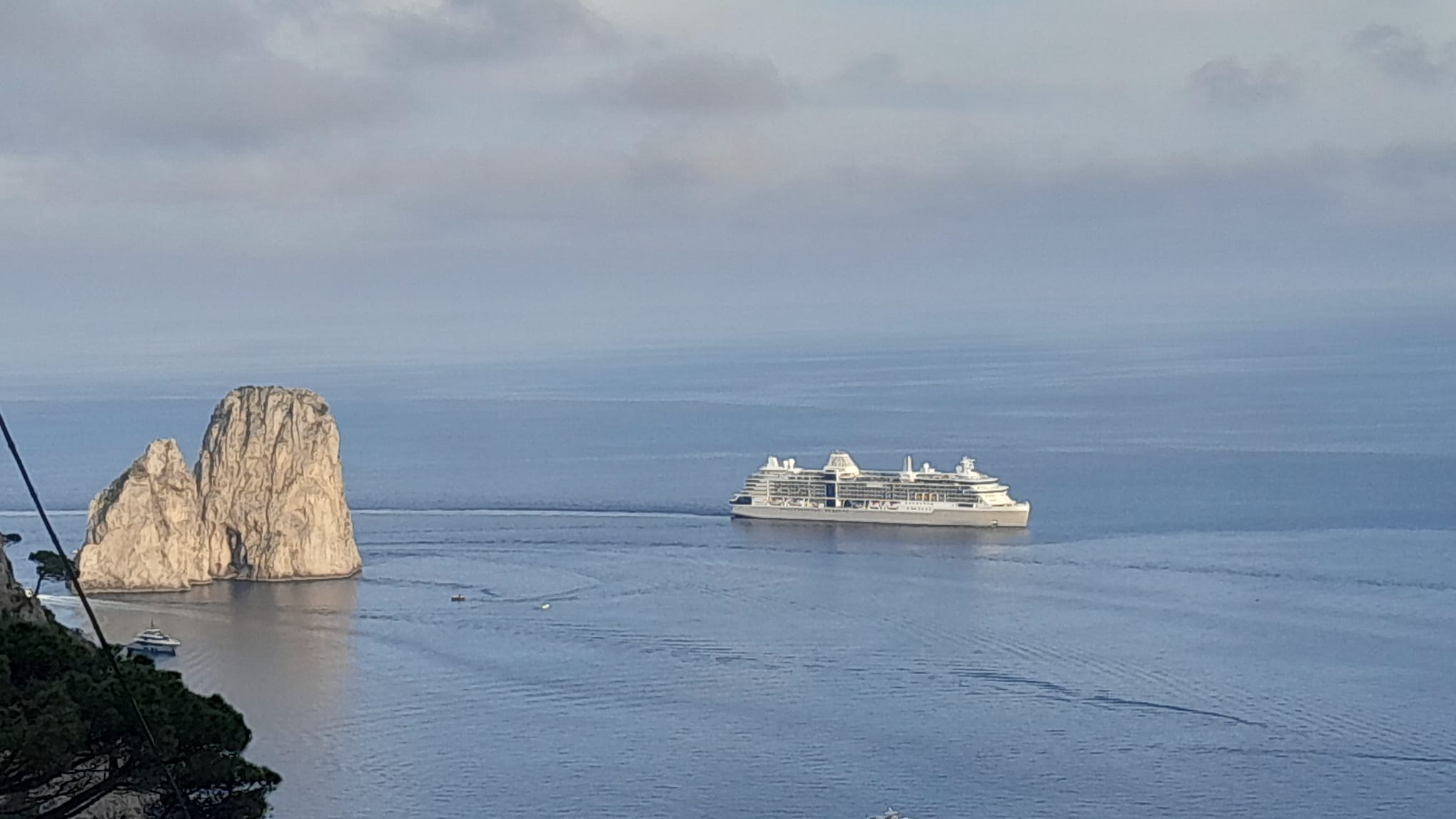 “Inchino” della nave da crociera vicino ai Faraglioni di Capri, accertamenti in corso della Guardia Costiera