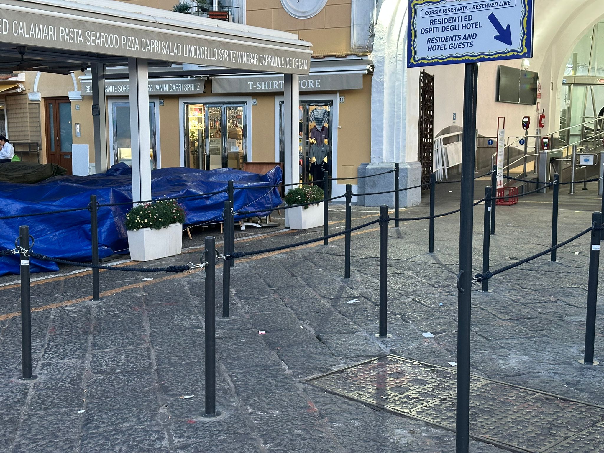 Interventi sul porto e nell’area di Marina Grande: nuovi cestini e panchine, migliore organizzazione delle file