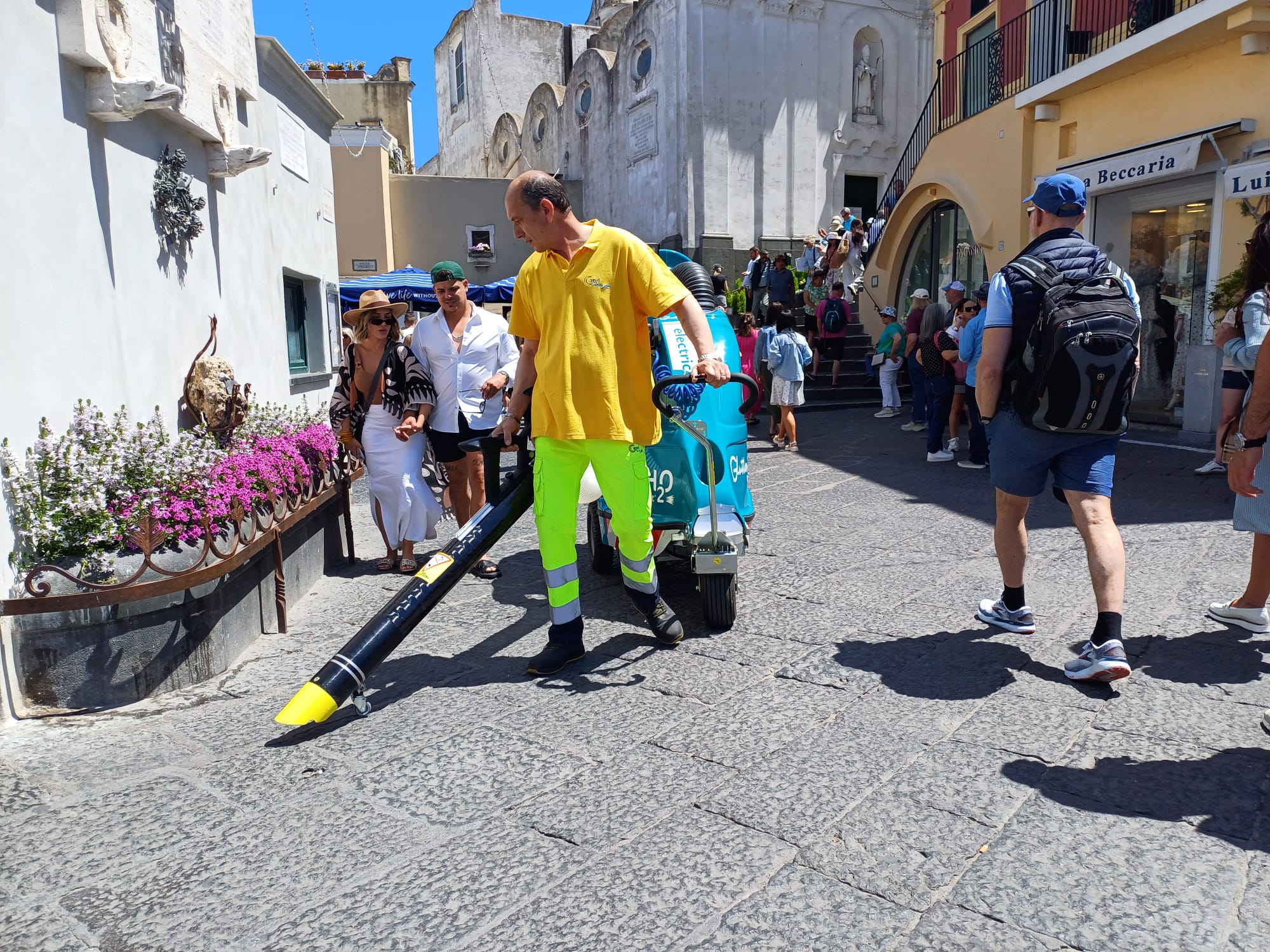 Capri pulita, in funzione nelle strade i nuovi moderni macchinari di aspirazione
