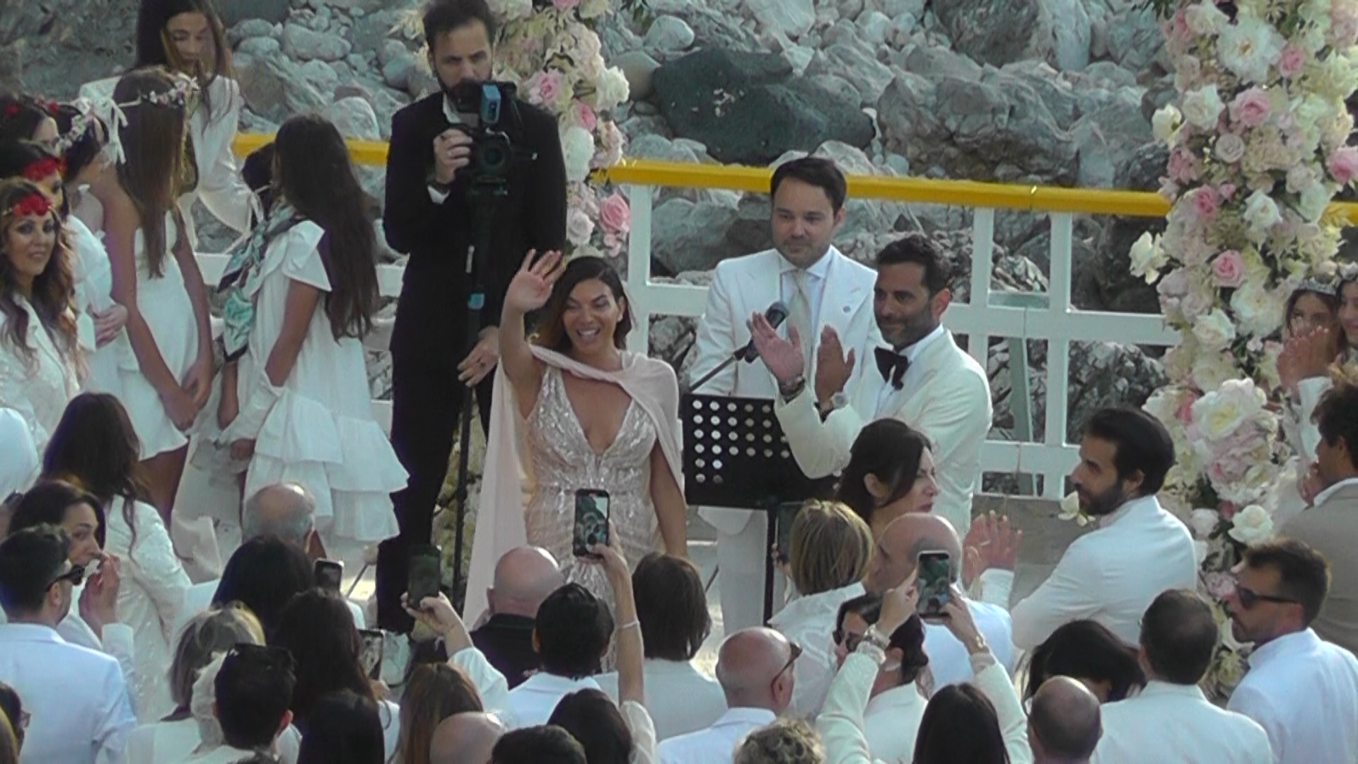 A Capri il matrimonio dell’attrice di “Un Posto al Sole” Claudia Ruffo: white wedding ai Bagni di Tiberio (Video)