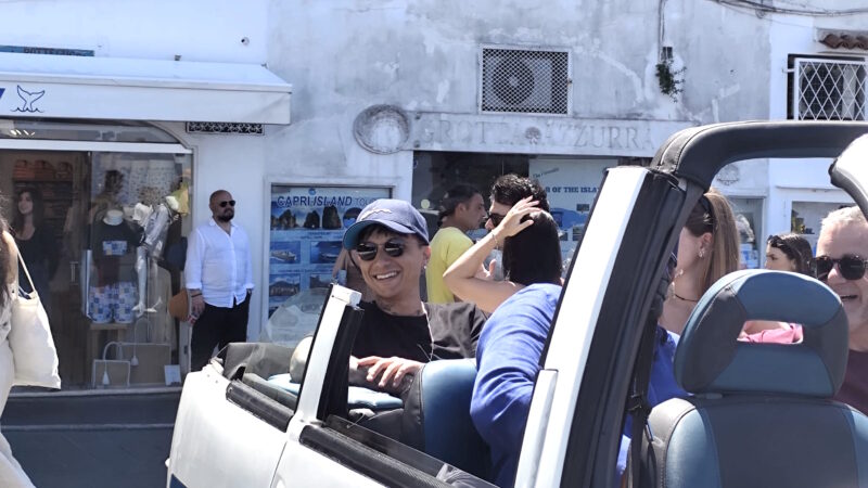 Ultimo a Capri: turismo e shopping per il cantautore romano (photogallery)