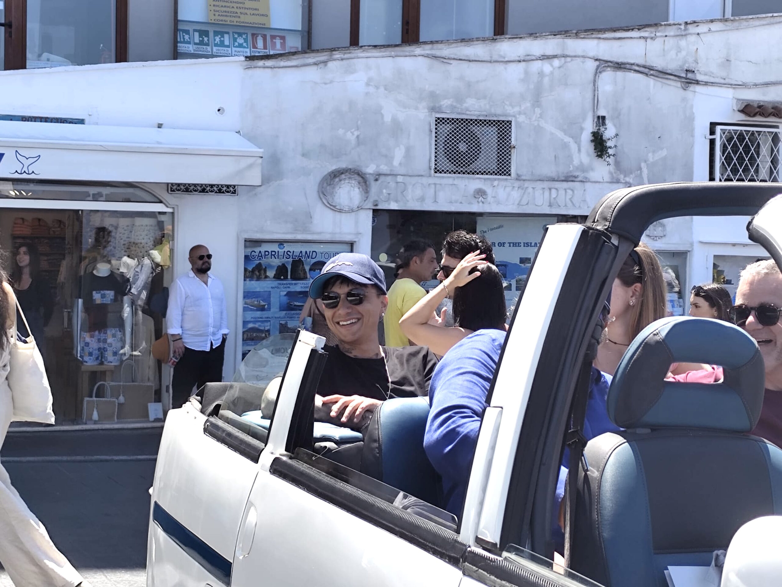 Ultimo a Capri: turismo e shopping per il cantautore romano (photogallery)