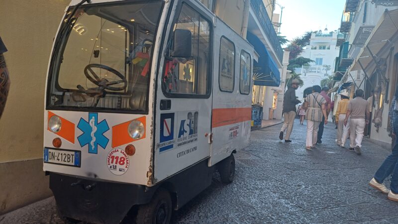 In avaria carrello-ambulanza del 118 di Capri: ruota in panne
