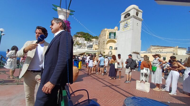 Overtourism, il sindaco di Capri Falco in diretta tv: “Corsia in funicolare dedicata ai turisti che soggiornano negli hotel”