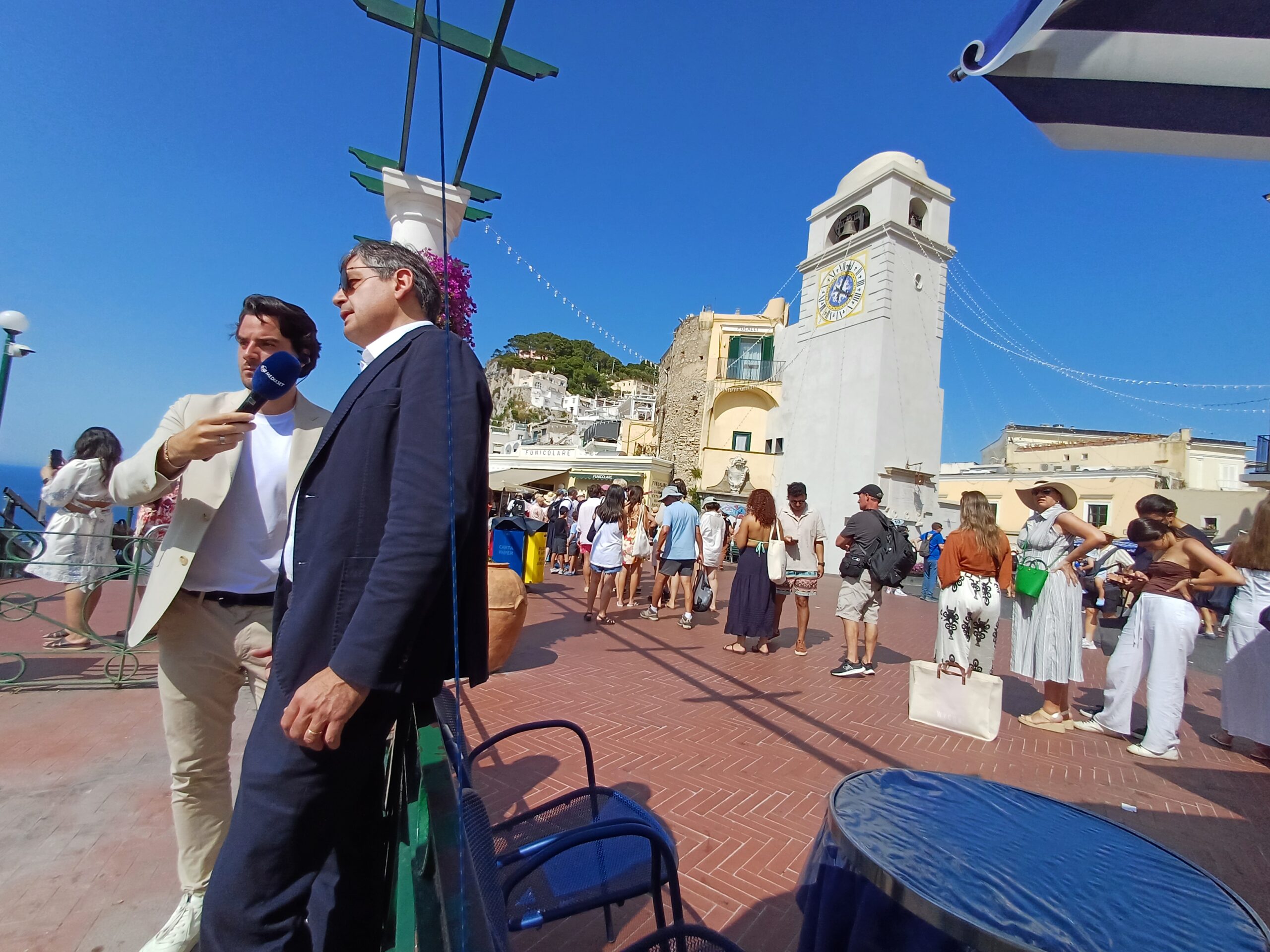 Overtourism, il sindaco di Capri Falco in diretta tv: “Corsia in funicolare dedicata ai turisti che soggiornano negli hotel”