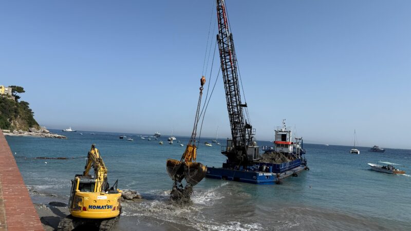 Ripascimento della spiaggia, i lavori procedono a Marina Grande