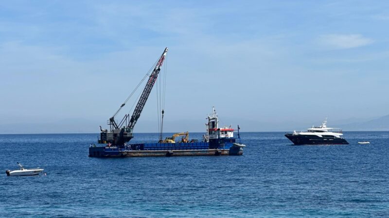 Cominciati i lavori di ripascimento e messa in sicurezza della spiaggia di Marina Grande a Capri, in azione nave pontone