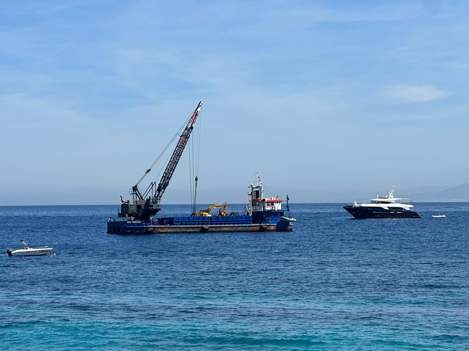 Cominciati i lavori di ripascimento e messa in sicurezza della spiaggia di Marina Grande a Capri, in azione nave pontone