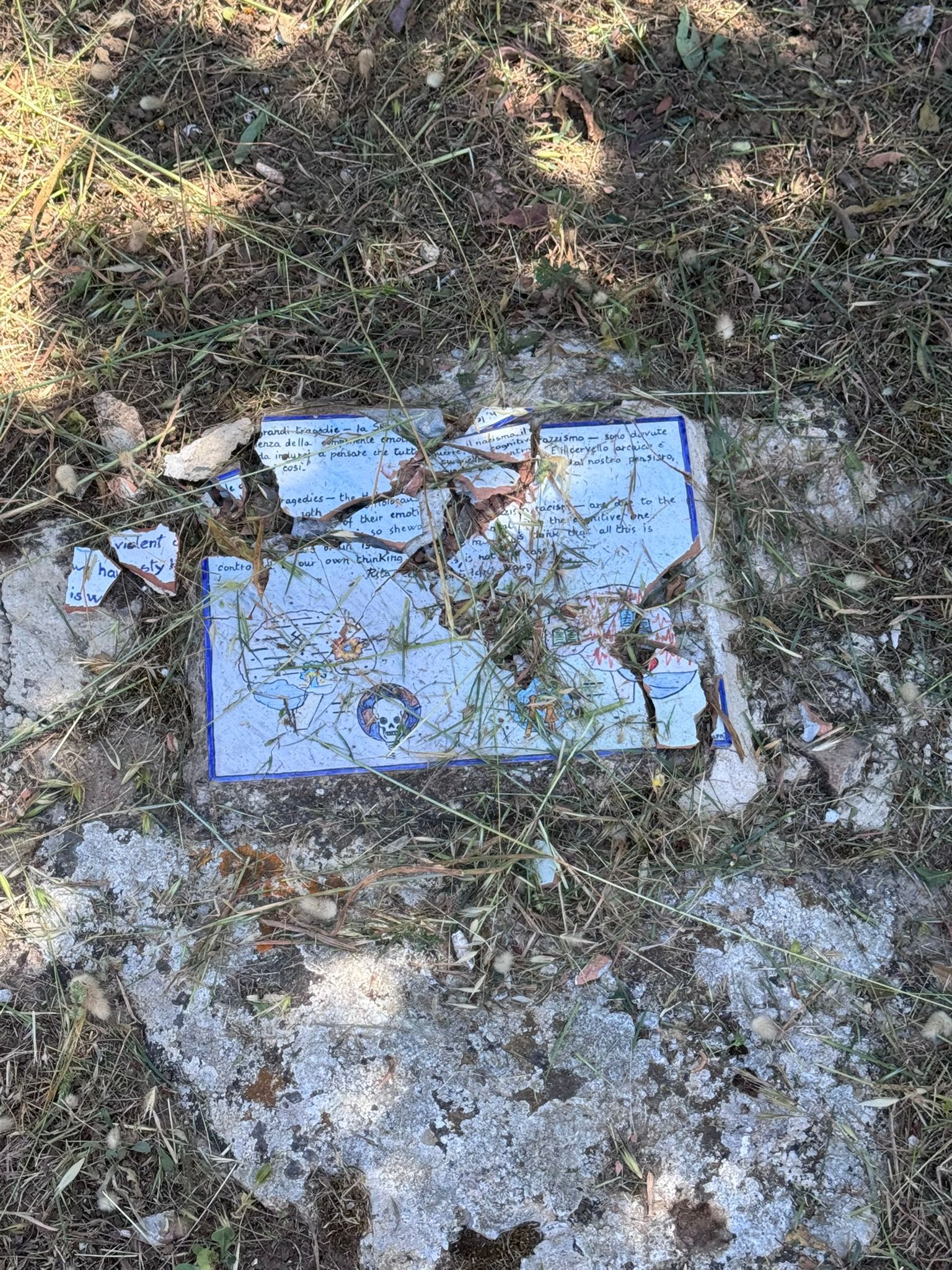 Piastrelle distrutte dai vandali al parco filosofico di Anacapri