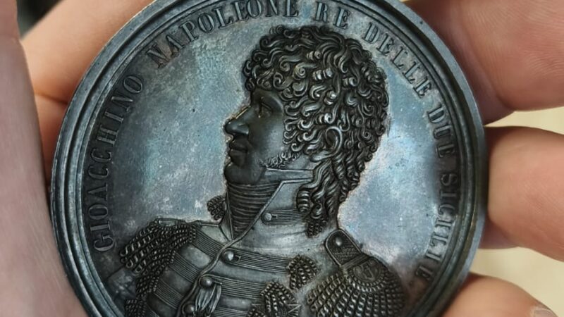 Venduto all’asta raro esemplare di medaglia in argento raffigurante la Presa di Capri del 1808: il bene acquisito da un anonimo collezionista isolano. Foto esclusive