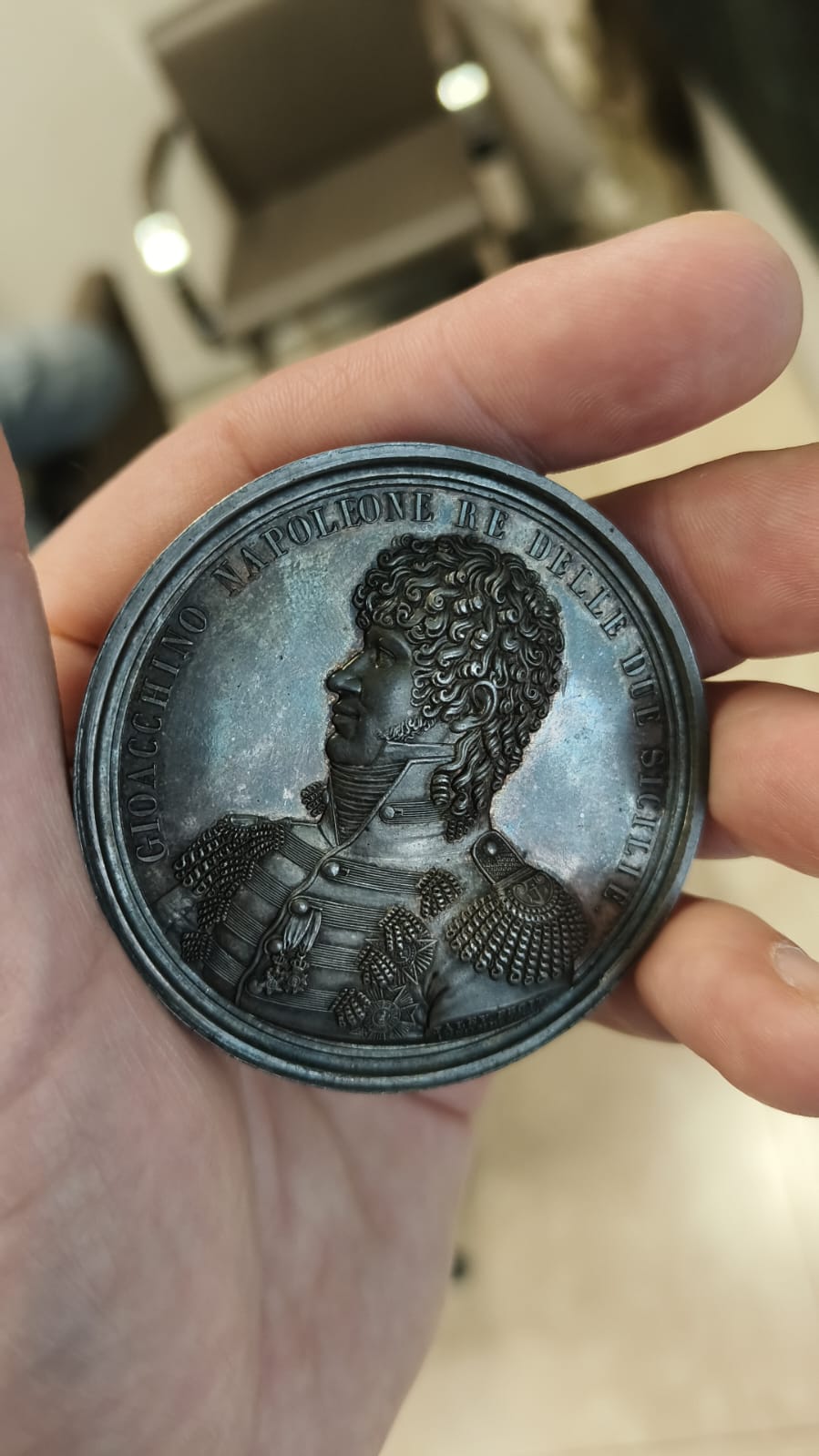 Venduto all’asta raro esemplare di medaglia in argento raffigurante la Presa di Capri del 1808: il bene acquisito da un anonimo collezionista isolano. Foto esclusive