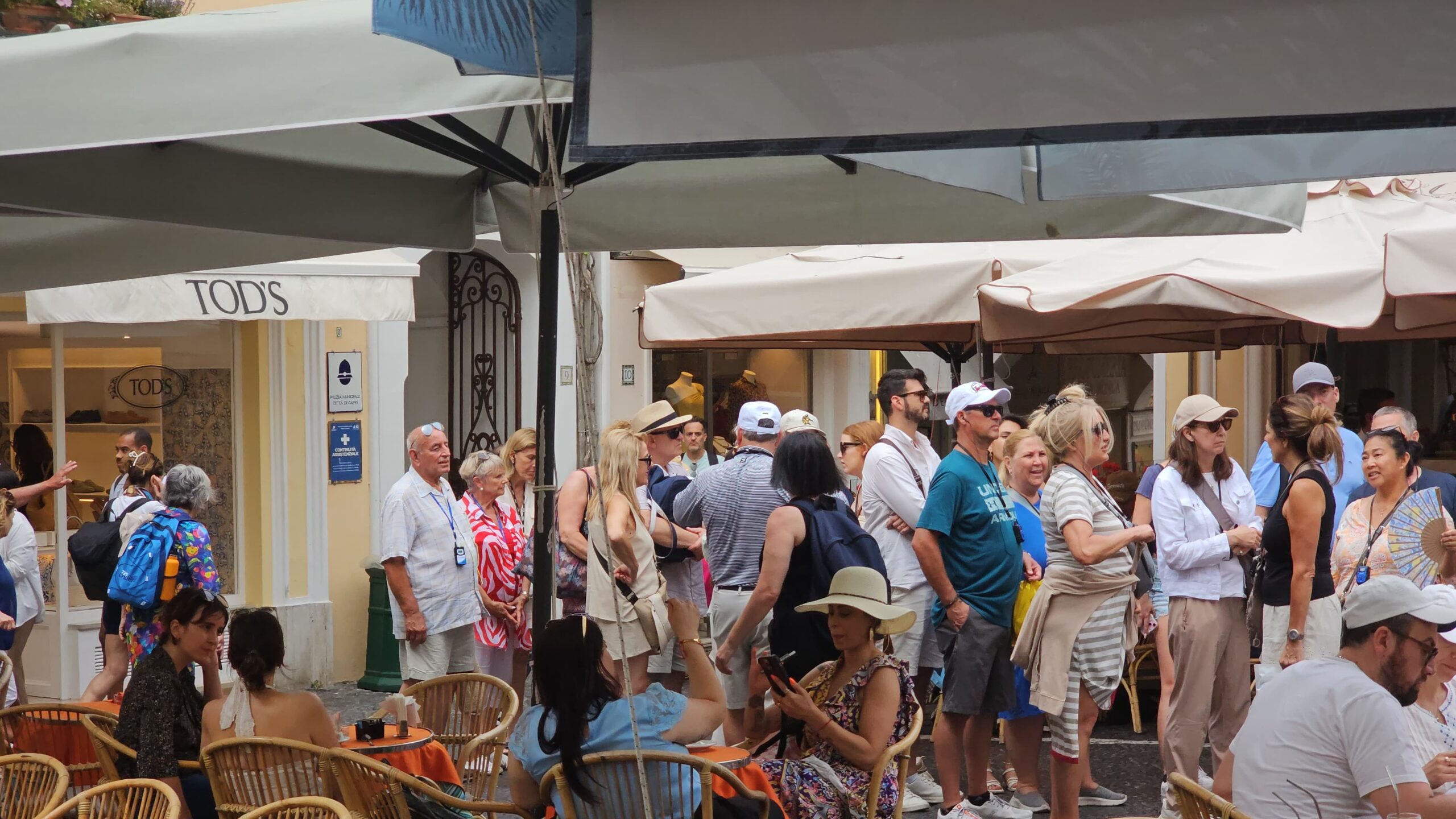 Domenica col pienone a Capri: l’enorme fila alla funicolare attraversava l’intera Piazzetta
