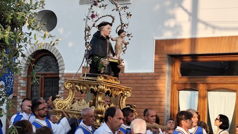 Anacapri in festa per la ricorrenza di Sant’Antonio, la processione attraversa le strade del paese (ampia photogallery)