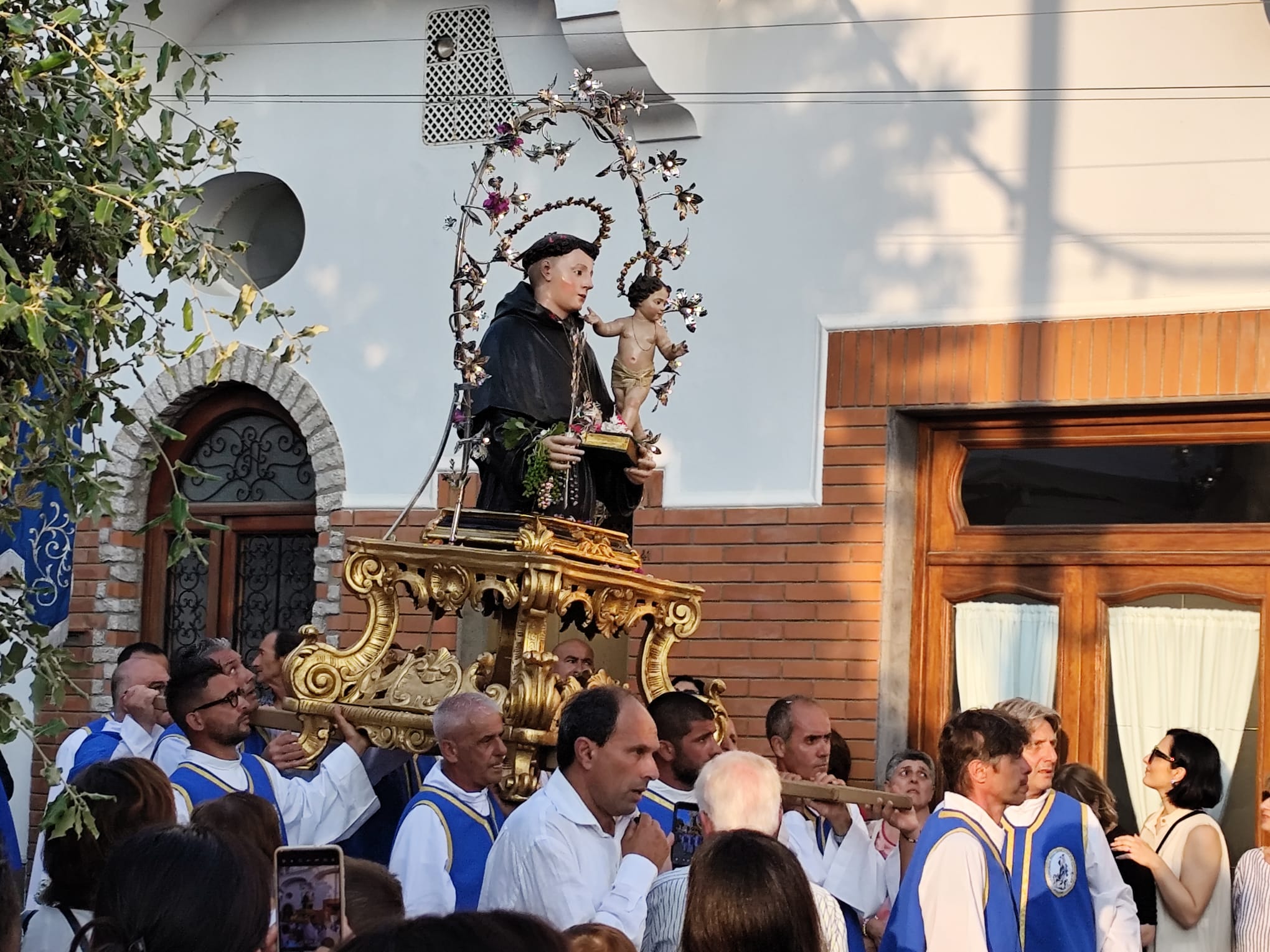 Anacapri in festa per la ricorrenza di Sant’Antonio, la processione attraversa le strade del paese (ampia photogallery)
