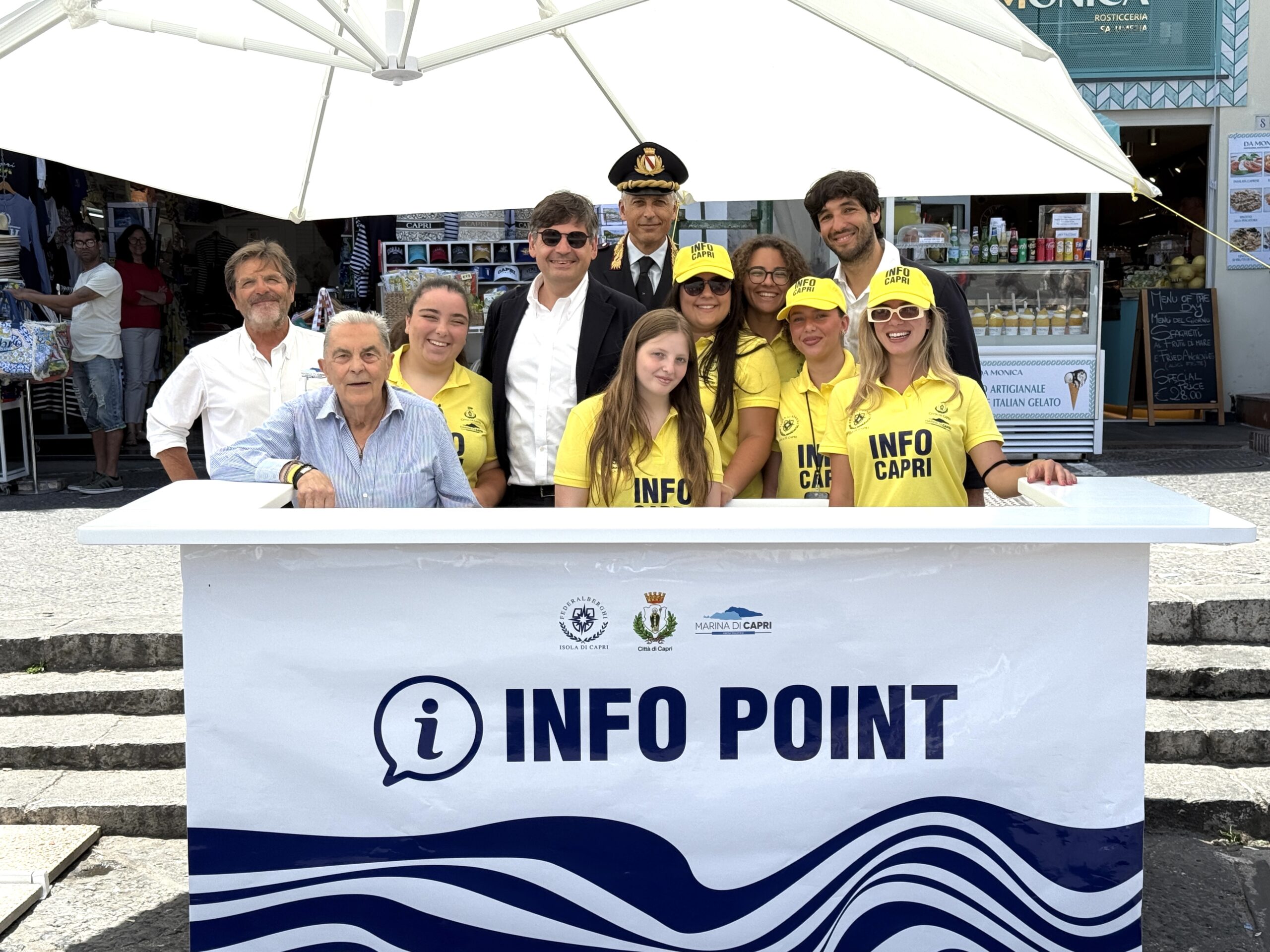 Accoglienza turistica a Capri: attivati nuovi servizi informativi con hostess a Marina Grande (photogallery)