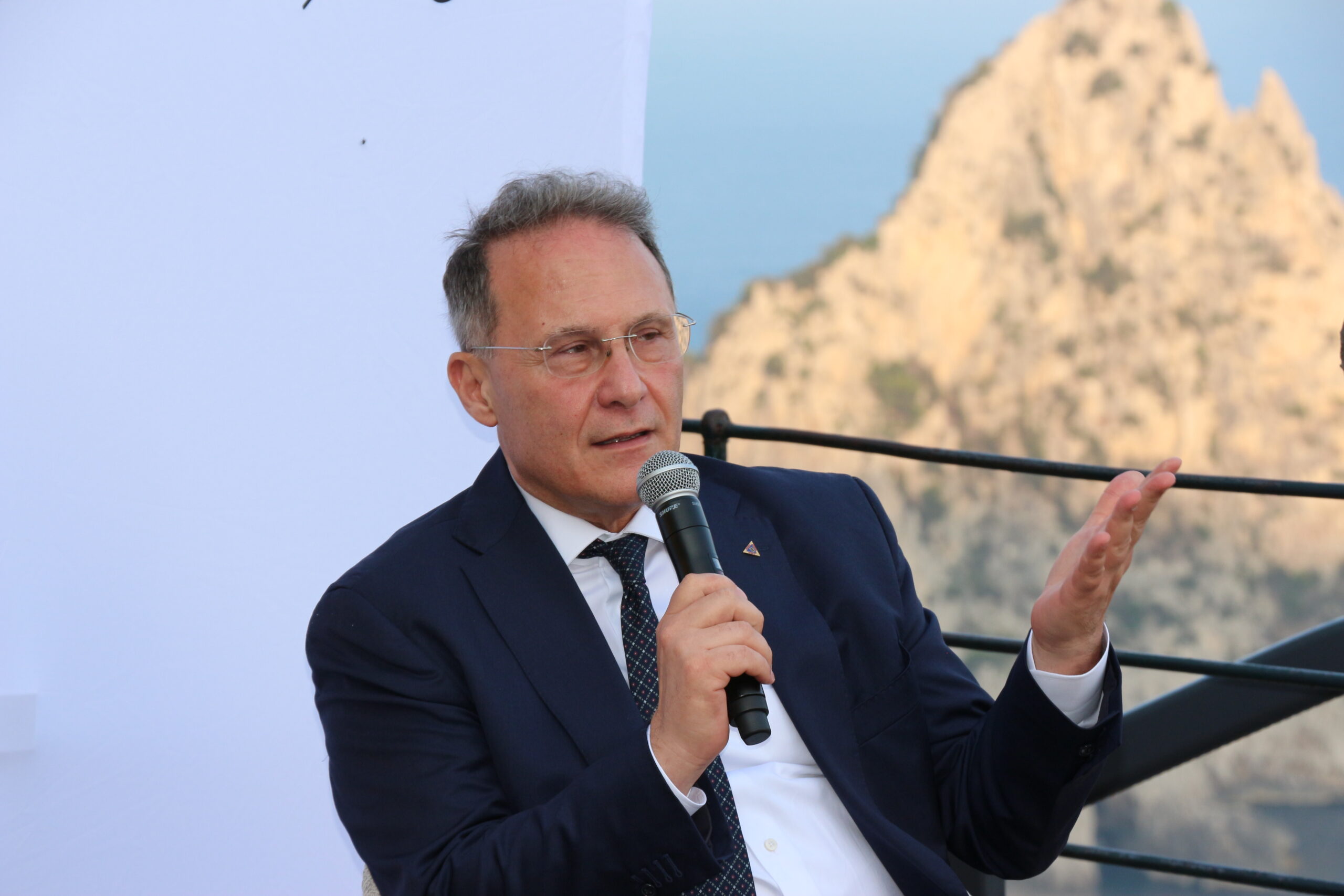 Guerra Israele-Iran, se ne parla a Capri d’Autore: il vice ministro Cirielli intervistato dal direttore Napoletano