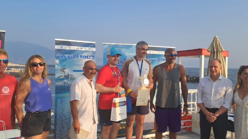Nuoto di fondo: festa internazionale per la prima Capri-Torre del Greco, vincono il romeno Zurbagiu e l’argentina Szneck