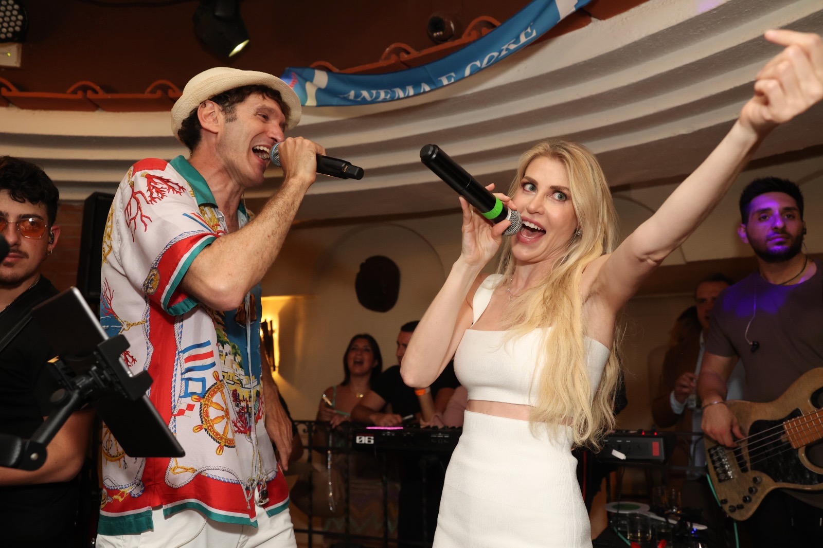 Barbara Berlusconi duetta con Gianluigi Lembo all’Anema e Core di Capri (video e photogallery)