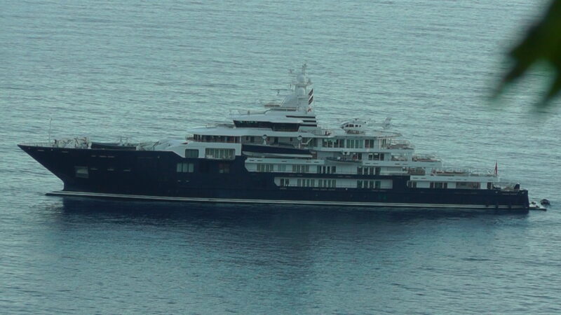 A Capri il Multiverse: è il più grande yacht da spedizione al mondo (video)