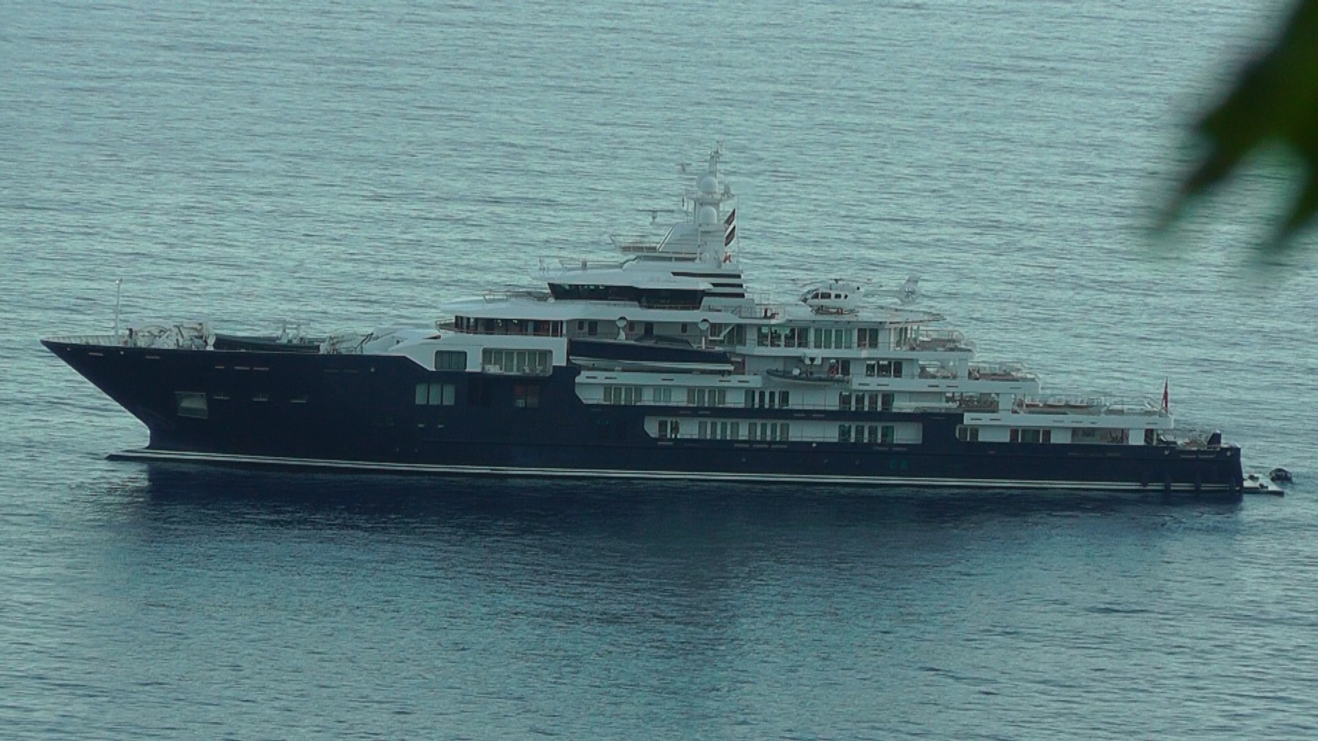A Capri il Multiverse: è il più grande yacht da spedizione al mondo (video)