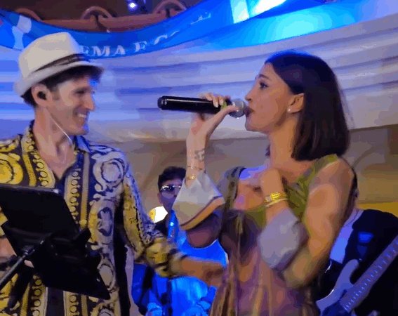Belen Rodriguez a Capri alla taverna Anema e Core (video)