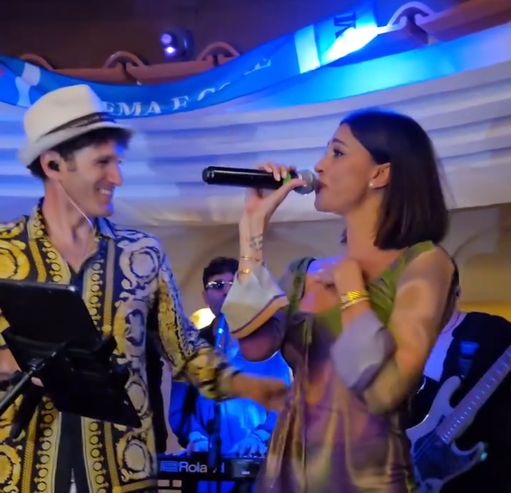 Belen Rodriguez a Capri alla taverna Anema e Core (video)