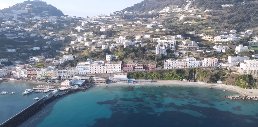 “Sì… amo Capri”. il bellissimo video dedicato a una stella caduta dal cielo nel mare