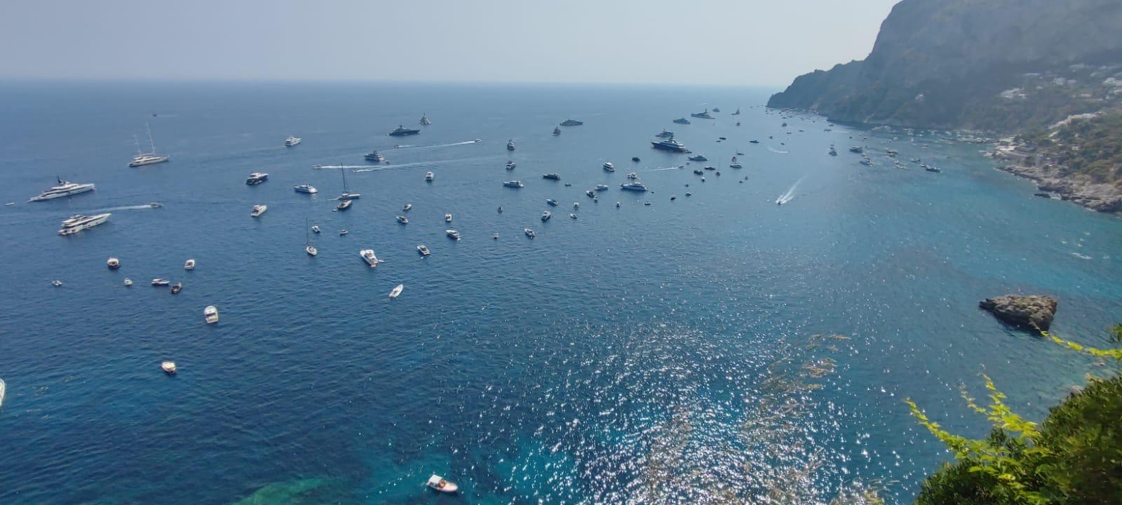 Campagna “Mare sicuro”, installate nelle acque di Capri le barriere di delimitazione e le boe di sicurezza (photogallery)