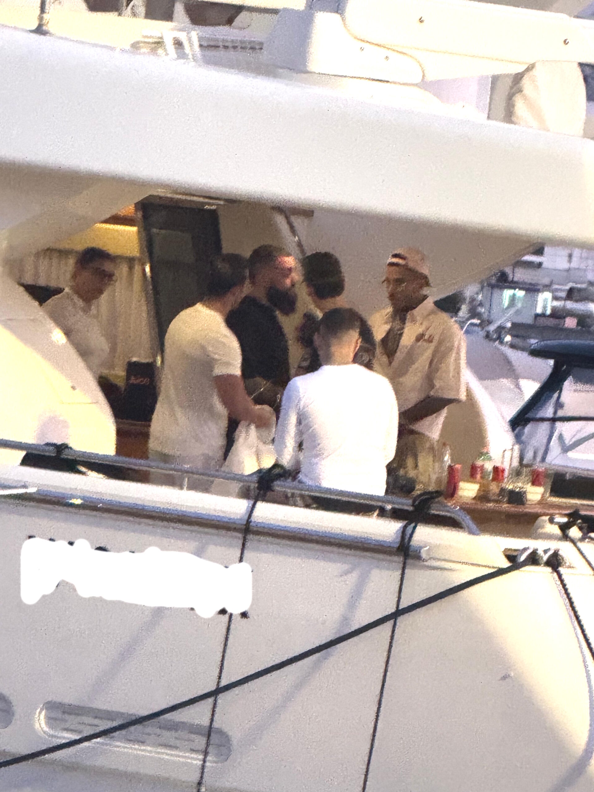 Sfera Ebbasta a Capri gira un videoclip in barca al porto turistico poche ore prima del concerto di Napoli