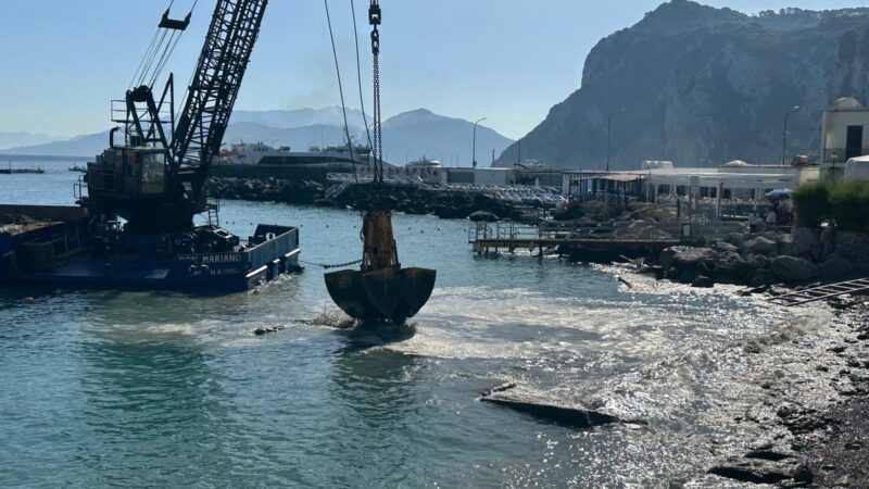 In corso i lavori per il ripascimento e la messa in sicurezza della spiaggia di Marina Grande (photogallery)