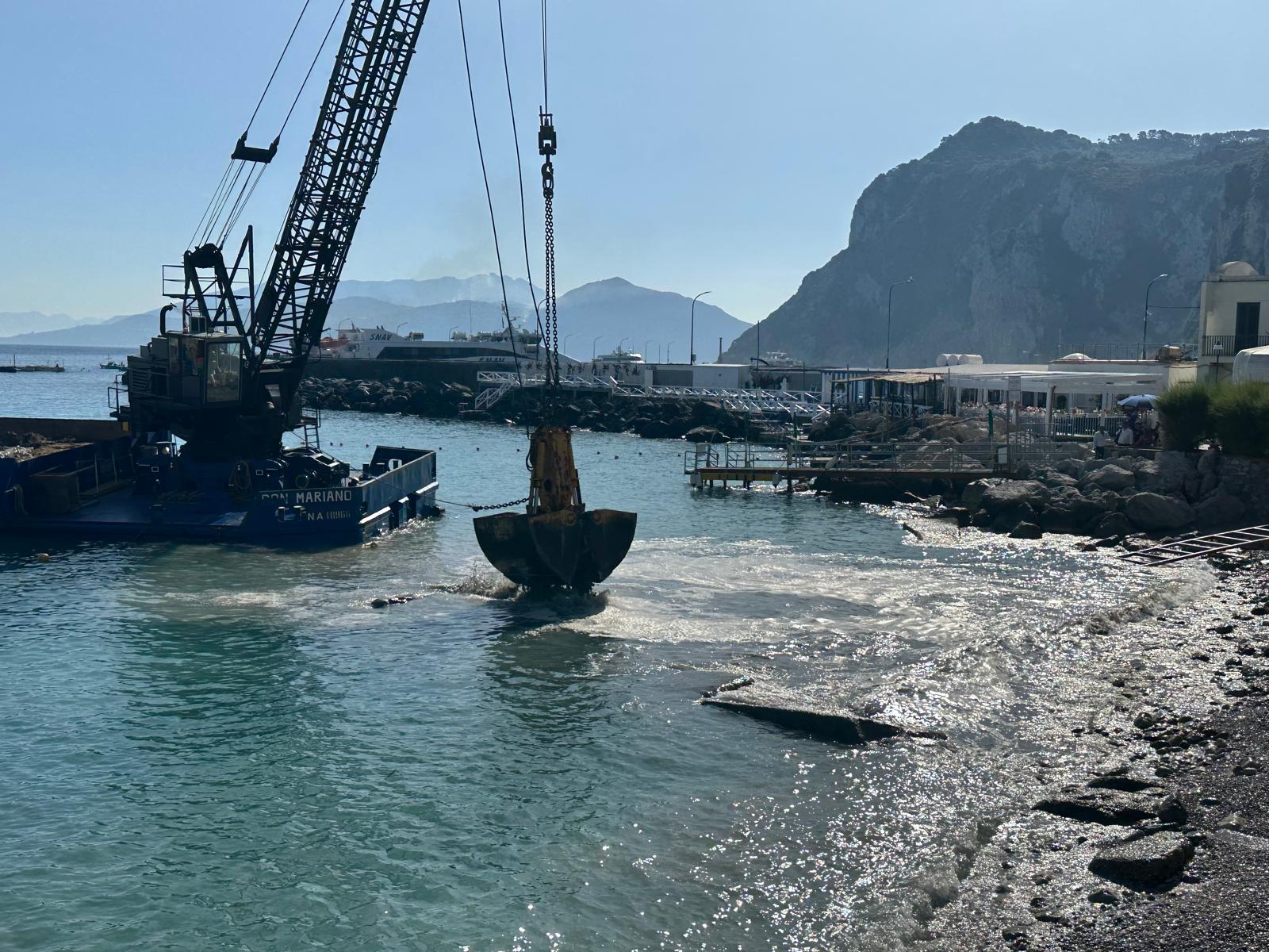 In corso i lavori per il ripascimento e la messa in sicurezza della spiaggia di Marina Grande (photogallery)