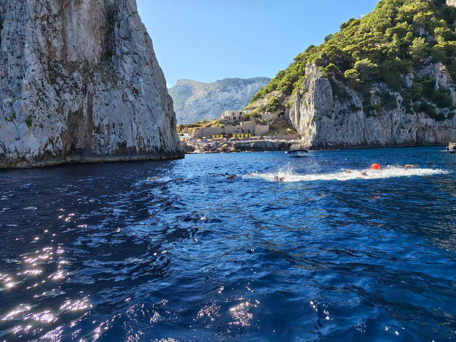 Gara sprint di nuoto ai faraglioni: vince Ilario. Capri-Napoli trofeo Vecchio Amaro del Capo: ci siamo (photogallery)