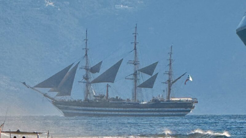Il “saluto” a Capri dell’Amerigo Vespucci (foto e video)