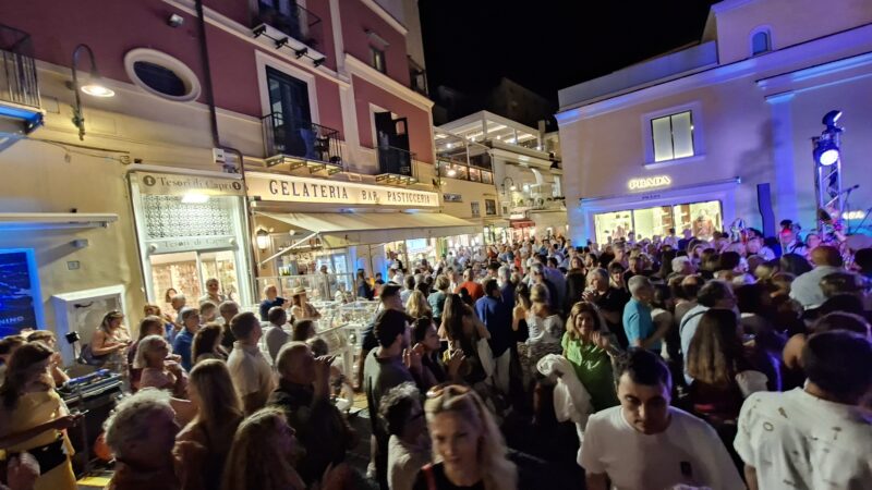 Festa, musica e allegria a Capri per gli 80 anni del bar Alberto (foto e video)