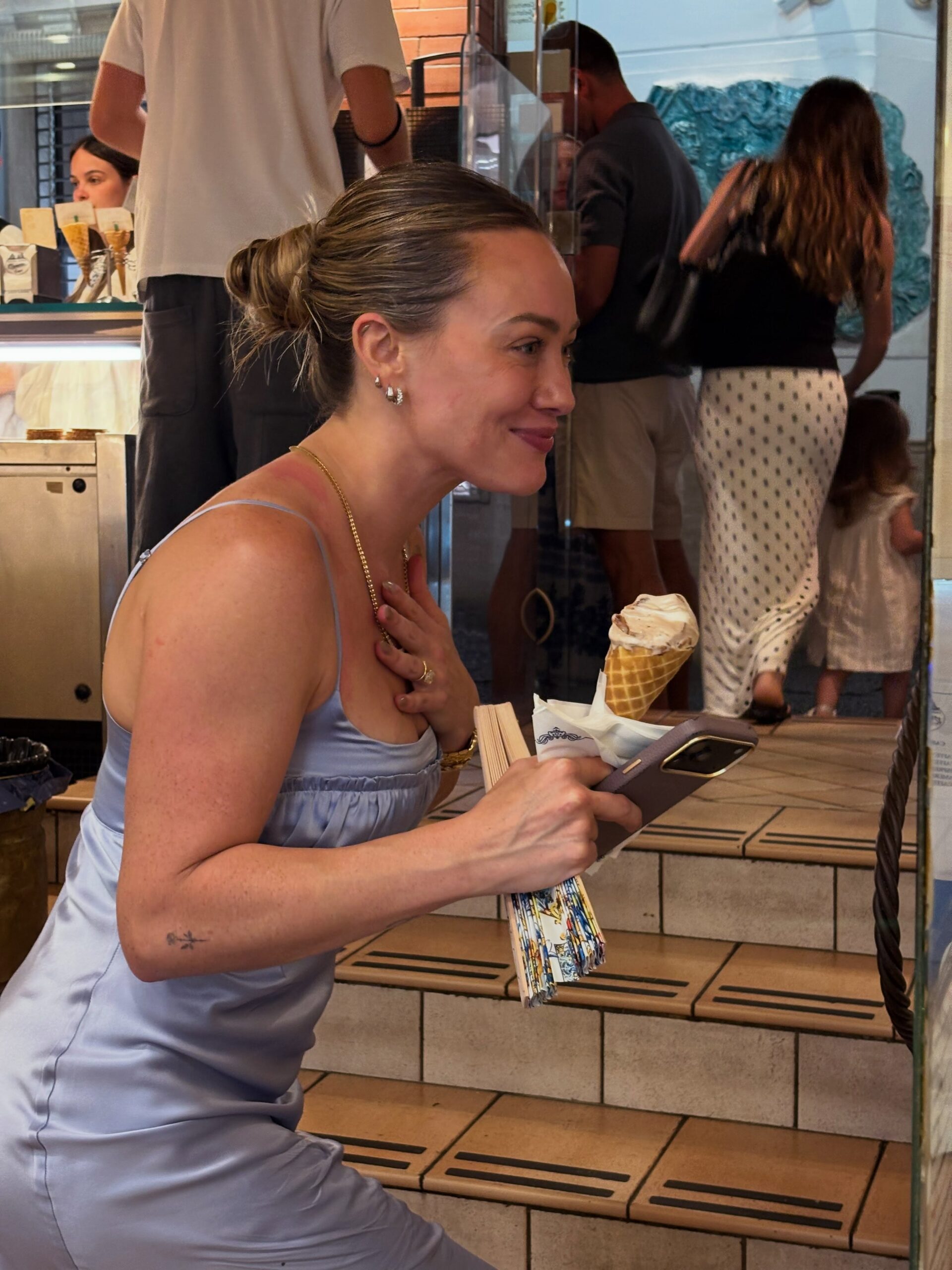 Hilary Duff a Capri tra cena, passeggiata serale e pausa gelato