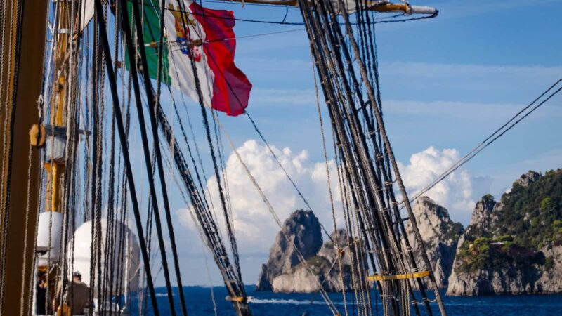 Le spettacolari foto dell’Amerigo Vespucci a Capri davanti ai Faraglioni diffuse dalla Marina Militare