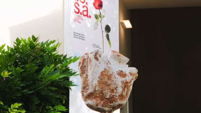 La mostra d’arte contemporanea “R.O.S.A. – Romantica Ossessione Senza Armonia” proroga la sua apertura ad Anacapri