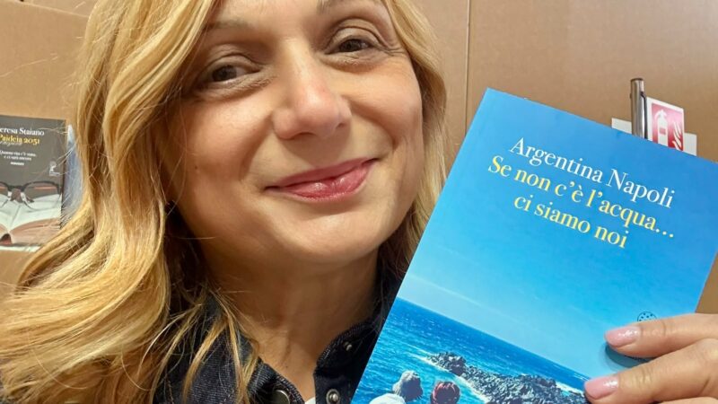 “Se non c’è l’acqua… ci siamo noi”: Argentina Napoli presenta il suo libro a Capri
