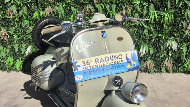 Sbarcano a Capri 80 esemplari appartenenti al Registro Storico Vespa, sfilata d’eleganza in Piazzetta