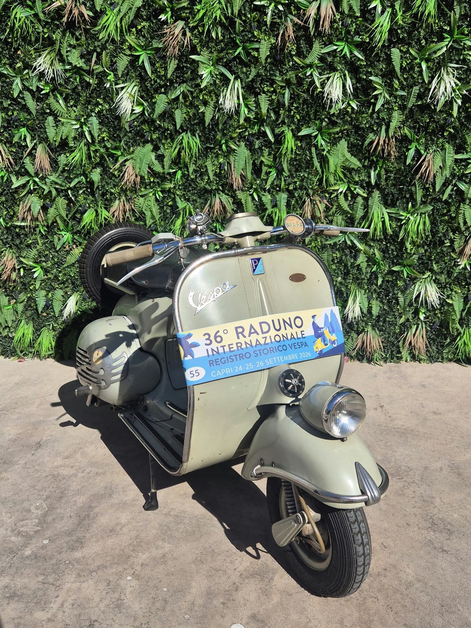 Sbarcano a Capri 80 esemplari appartenenti al Registro Storico Vespa, sfilata d’eleganza in Piazzetta