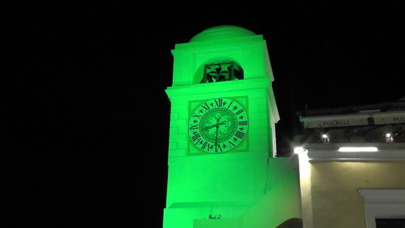 Capri aderisce alla Giornata nazionale Sla: illuminato di verde il campanile della Piazzetta