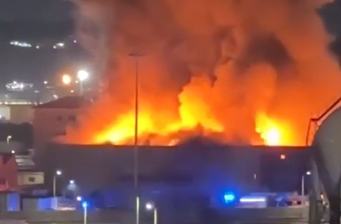 Spaventoso incendio a Napoli nei capannoni di ditte di trasporti di Capri e Ischia