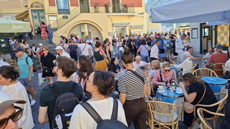 Sole e bel tempo, invasione di turisti nelle strade dell’isola in questa ottobrata caprese