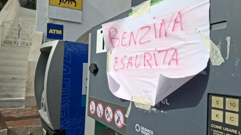 Benzina esaurita ai Due Golfi, anche a Capri gli effetti del blocco dei rifornimenti per la protesta degli autotrasportatori
