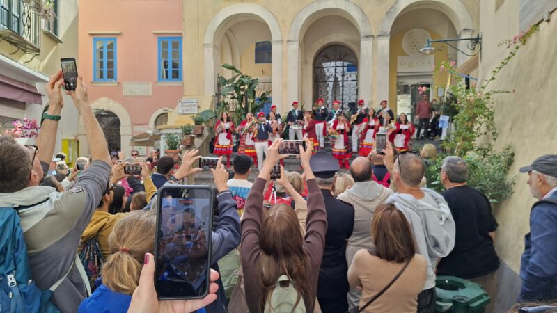 Festa al borgo di Santa Teresa, l’esibizione del gruppo Scialapopolo (photogallery e video)
